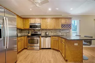 462 Island Cir, Sarasota, FL 34242 - Photo 10