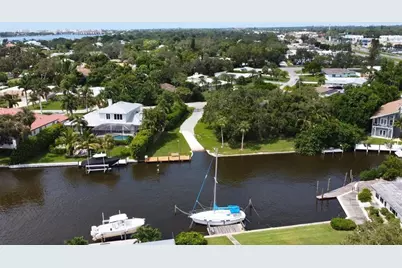 1860 Southpointe Drive, Sarasota, FL 34231 - Photo 4