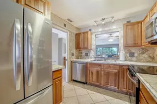 5630 Golf Pointe Dr, Sarasota, FL 34243 - Photo 6