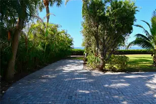 7676 Westmoreland Dr, Sarasota, FL 34243 - Photo 4