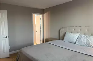 2755 Coconut Bay Ln, Sarasota, FL 34237 - Photo 6