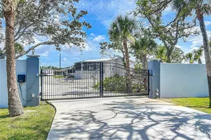 2424 Bay Dr, Bradenton, FL 34207 - Photo 2