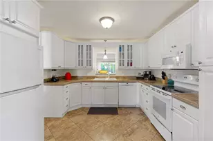 7860 Holiday Dr, Sarasota, FL 34231 - Photo 10