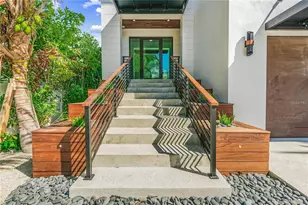 135 Grant Dr, Sarasota, FL 34236 - Photo 8