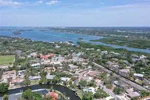 5502 Shadow Lawn Dr, Sarasota, FL 34242 - Photo 10