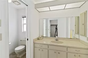 2271 Pine View Cir, Sarasota, FL 34231 - Photo 32