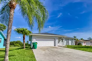 66 Oakland Hills Ct, Rotonda West, FL 33947 - Photo 2