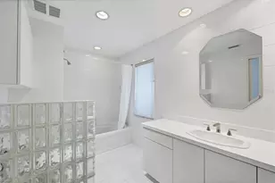 2918 Avenue E, Holmes Beach, FL 34217 - Photo 18