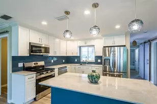 1900 Benjamin Franklin Dr, Sarasota, FL 34236 - Photo 4