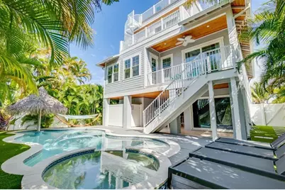 212 72nd, Holmes Beach, FL 34217 - Photo 2