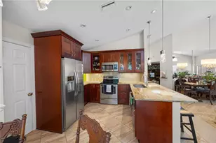 7716 Geneva Ln, Sarasota, FL 34243 - Photo 4