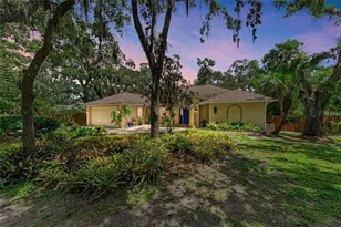 3217 Oak Grove Dr, Sarasota, FL 34243 - Photo 1