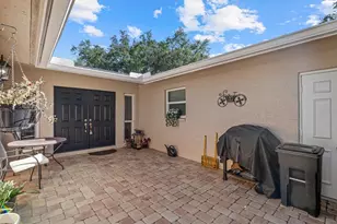 6916 W Country Club Dr N, Sarasota, FL 34243 - Photo 4