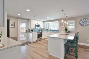 211 Island Cir, Sarasota, FL 34242 - Photo 10
