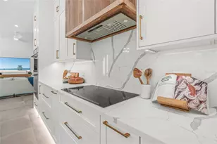 2111 Hawthorne St, Sarasota, FL 34239 - Photo 12