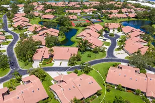4004 Wilshire Cir E, Sarasota, FL 34238 - Photo 10