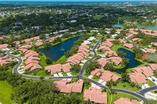 4004 Wilshire Cir E, Sarasota, FL 34238 - Photo 4