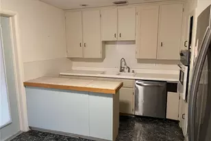 2415 Pelican Dr, Sarasota, FL 34237 - Photo 4