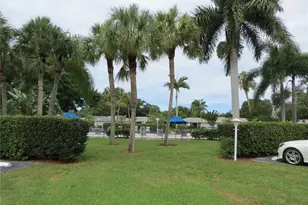 7193 W Country Club Dr N, Sarasota, FL 34243 - Photo 2