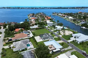 1848 Southpointe Dr, Sarasota, FL 34231 - Photo 4