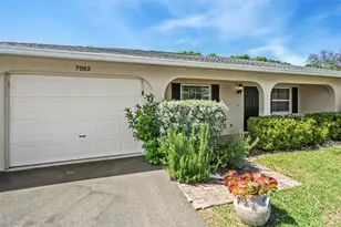 7082 W Country Club Dr N, Sarasota, FL 34243 - Photo 10