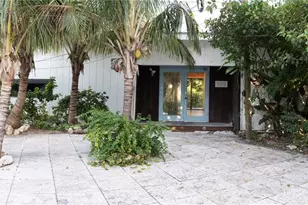 300 Garden Ln, Sarasota, FL 34242 - Photo 2