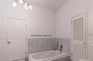 300 Garden Ln, Sarasota, FL 34242 - Photo 14