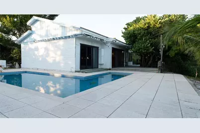 300 Garden Lane, Sarasota, FL 34242 - Photo 8