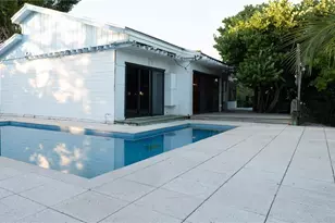 300 Garden Ln, Sarasota, FL 34242 - Photo 8