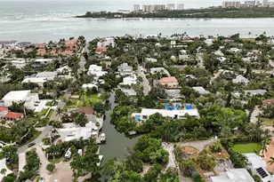 300 Garden Ln, Sarasota, FL 34242 - Photo 4