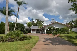 5217 Canterbury Dr, Sarasota, FL 34243 - Photo 2
