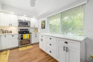 6939 W Country Club Dr N, Sarasota, FL 34243 - Photo 12