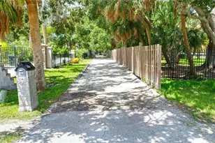 500 Suffolk Cir, Nokomis, FL 34275 - Photo 2