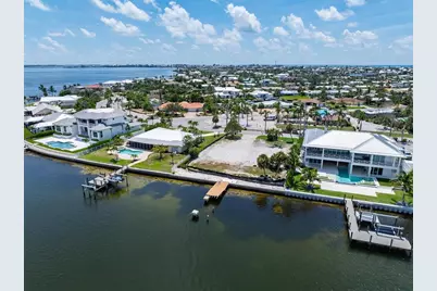 659 Key Royale Drive, Holmes Beach, FL 34217 - Photo 6