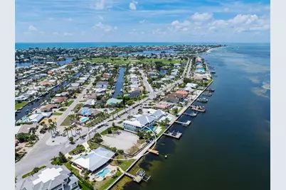 659 Key Royale Drive, Holmes Beach, FL 34217 - Photo 10