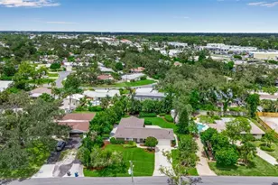 1833 Sandalwood Dr, Sarasota, FL 34231 - Photo 2