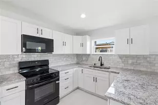 311 12th St W, Palmetto, FL 34221 - Photo 2