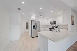 7077 W Country Club Dr N, Sarasota, FL 34243 - Photo 6