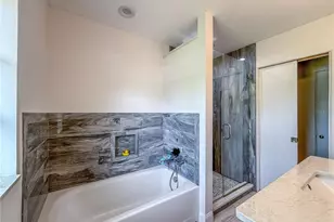 418 Edwards Dr, Sarasota, FL 34243 - Photo 16