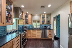 418 Edwards Dr, Sarasota, FL 34243 - Photo 6