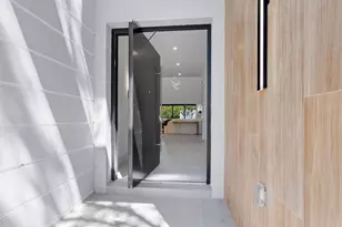 2467 Hyde Park St, Sarasota, FL 34239 - Photo 4