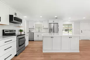 311 Dorchester Dr, Venice, FL 34293 - Photo 10