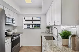 4247 Oakhurst Cir E, Sarasota, FL 34233 - Photo 10