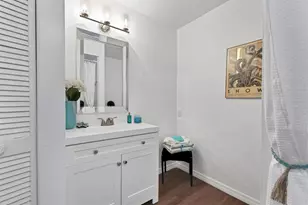 4247 Oakhurst Cir E, Sarasota, FL 34233 - Photo 24