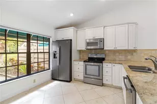 6085 Clubside Dr, Sarasota, FL 34243 - Photo 14