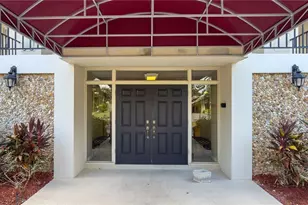 7461 W Country Club Dr N, Sarasota, FL 34243 - Photo 2