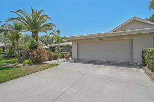 3890 Wilshire Cir, Sarasota, FL 34238 - Photo 4