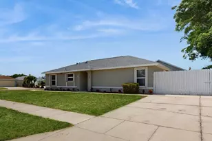 6602 38th Ave Cir W, Bradenton, FL 34209 - Photo 2