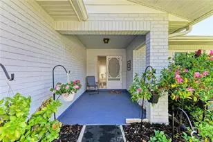 7287 Eleanor Cir, Sarasota, FL 34243 - Photo 2