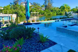 262 Island Cir, Sarasota, FL 34242 - Photo 8